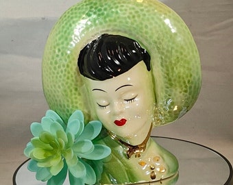 Bellissimo vaso/fioriera con testa di donna del Giappone occupato degli anni &#39;40, lustro verde, ceramica, vintage, iridescente.