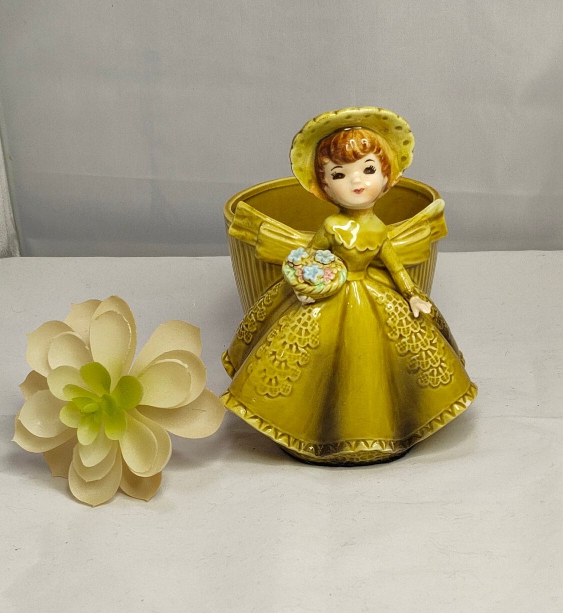 Vaso per bambina con abito color lime, ceramica, Giappone, anni '60, Casa e vita,