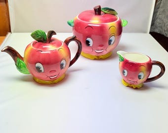 Anthropomorpher roter Apfel Teeservice mit Keksdose, PY Japan, Keramik, Vintage