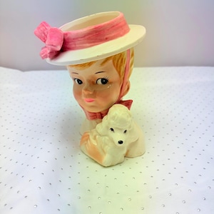 Vaso/fioriera a forma di testa, per interni, con ragazza e barboncino bianco, ambiente domestico e soggiorno, stile vintage anni '50.