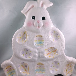Adorable plateau d&#39;oeufs à la diable avec lapins de Pâques en céramique