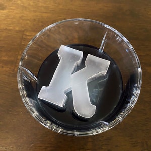 Bandejas y moldes de hielo personalizados en Block Serif / 2,2 pulgadas de alto para resaltar mejor su bebida