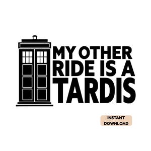 Può includere: Un design grafico nero che presenta un'illustrazione stilizzata di una cabina della polizia accanto al testo in grassetto MY OTHER RIDE IS A TARDIS. Sotto la grafica principale, una piccola etichetta rettangolare contiene il testo INSTANT DOWNLOAD.