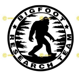 Peut inclure: Illustration en noir et blanc d'un Bigfoot marchant dans une forêt. L'illustration est à l'intérieur d'un cercle avec le texte "Bigfoot Research Team" autour.