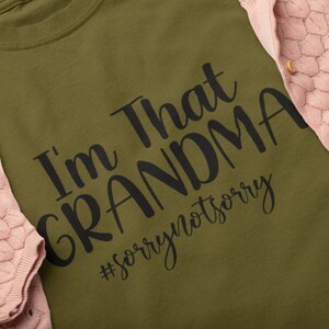 K&ouml;nnte beinhalten: Ein gr&uuml;nes T-Shirt mit dem Aufdruck "I'm That Grandma #sorrynotsorry" in Schwarz.