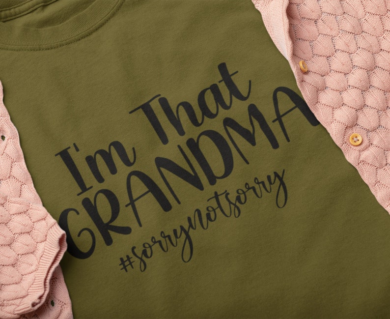 K&ouml;nnte beinhalten: Ein gr&uuml;nes T-Shirt mit dem Aufdruck "I'm That Grandma #sorrynotsorry" in Schwarz.