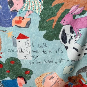 Puede incluir: Ilustración caprichosa sobre un fondo azul claro con una variedad de dibujos coloridos. Un perro dálmata, un conejo rosa y un oso de peluche se encuentran entre los personajes. El texto dice: "¿Pero no es todo lo que hacemos en la vida una forma de ser amados un poco más?"