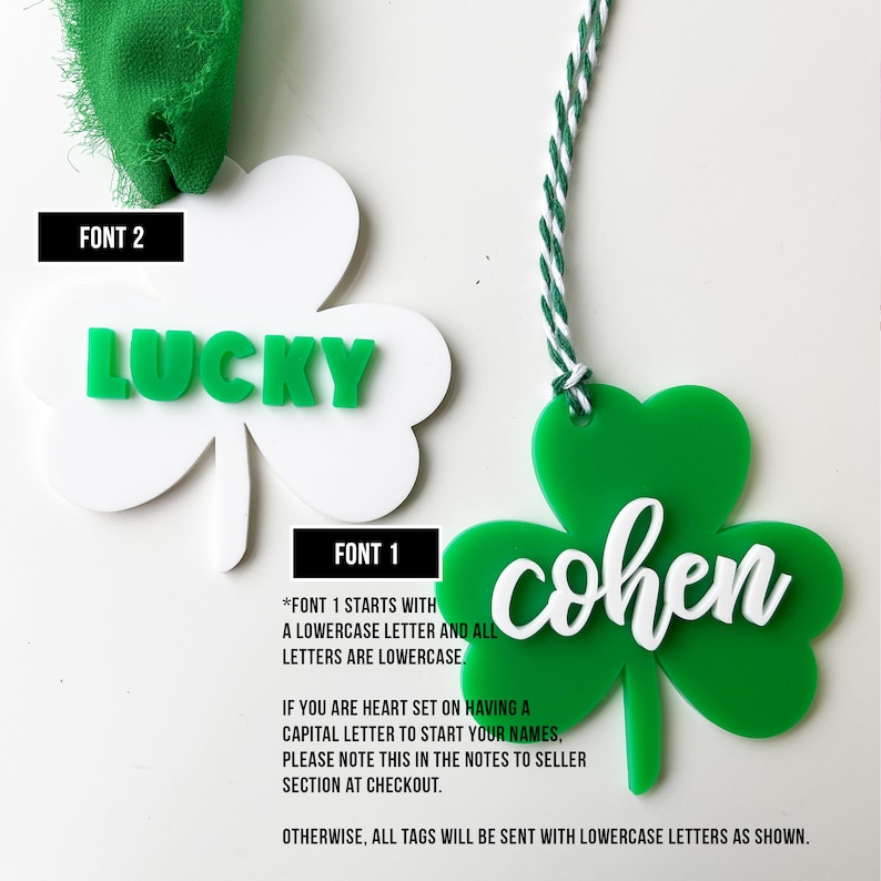 Pu&ograve; includere: Due etichette verdi a forma di trifoglio con lettere bianche. L'etichetta superiore dice "LUCKY" in un carattere a blocchi. L'etichetta inferiore dice "cohen" in un carattere corsivo. Il testo sotto le etichette spiega che il carattere dell'etichetta inferiore inizia con una lettera minuscola e tutte le lettere sono minuscole. Spiega anche che se si desidera una lettera maiuscola per iniziare il proprio nome, &egrave; possibile annotarlo nelle note al venditore nella sezione di pagamento. Altrimenti, tutte le etichette saranno inviate con lettere minuscole come mostrato.