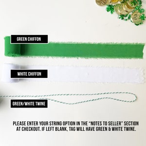 Pu&ograve; includere: Tre opzioni di corda da usare per un'etichetta: nastro di chiffon verde, nastro di chiffon bianco e spago verde e bianco.  "PLEASE ENTER YOUR STRING OPTION IN THE "NOTES TO SELLER" SECTION AT CHECKOUT. IF LEFT BLANK, TAG WILL HAVE GREEN & WHITE TWINE."