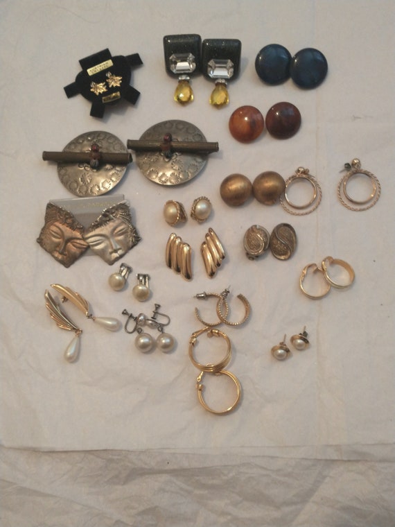Huge lot Vintage costume jewelry earrings lot of 1