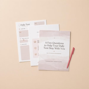 以下が含まれることがあります： テキストが書かれた3枚の紙と赤いペン。シートには、「Daily Text」ワークシート、「Daily Text Reflection Worksheet」、質問リストのシートが含まれています。ペンはワークシートの右側にあります。