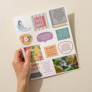 Könnte beinhalten: Eine weiße Keramiktasse mit schwarzem Henkel und dem Text "But First, Coffee" in schwarzer, handschriftlicher Schrift. Die Tasse steht auf einer weißen Oberfläche.