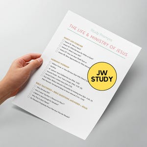 Peut inclure: Une feuille de papier blanche avec le titre "La Vie et le Ministère de Jésus" et des invites d'étude. Le papier contient une liste de questions et de sujets, et un cercle jaune avec "JW STUDY".