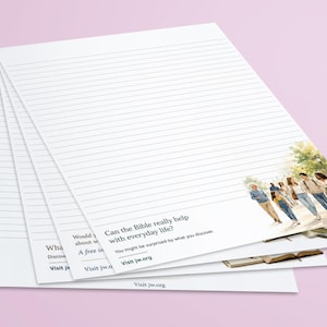 Pode incluir: Uma pilha de papel de carta branco com linhas e uma ilustração em aquarela de um grupo diversificado de pessoas caminhando ao ar livre. O texto diz: Can the Bible really help with everyday life? You might be surprised by what you discover. Visit jw.org.