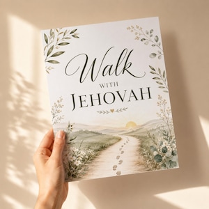 Może przedstawiać: Prostokątny znak z napisem Walk WITH JEHOVAH czarnymi literami. Projekt zawiera akwarelową ilustrację polnej ścieżki ze śladami stóp prowadzącymi w stronę wschodu słońca, otoczoną zielonymi liśćmi i drobnymi białymi kwiatami.