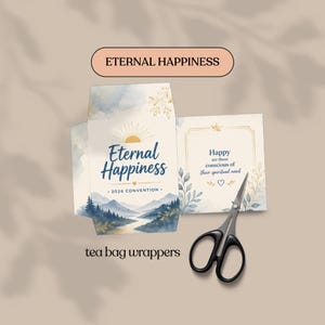Puede incluir: Envoltorios para bolsitas de té con un paisaje de montaña en acuarela, un icono de sol y el texto Eternal Happiness 2026 Convention. Una tarjeta separada muestra el texto Happy are those conscious of their spiritual need. Tijeras negras incluidas.