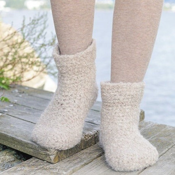 Easy Pattern Crocheted Slippers. SIZES 35/37 - 38/40 - 41/43 Foot-length: 22-24-26 cm