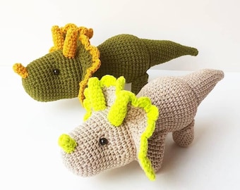 Patron au crochet, un dinosaure amigurumi tricératops.