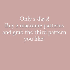 Peut inclure: Texte sur un fond rose qui dit : "Seulement 2 jours ! Achetez 2 mod&egrave;les de macram&eacute; et prenez le troisi&egrave;me mod&egrave;le que vous aimez !"