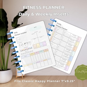 Pode incluir: Dois insertos de planejador de fitness com encadernação azul. O inserto esquerdo é um rastreador de fitness diário, e o inserto direito é um rastreador de fitness semanal. Os planejadores são brancos com seções coloridas e o texto "FITNESS PLANNER Daily & Weekly Inserts". Os planejadores medem 17.78cm x 23.5cm.