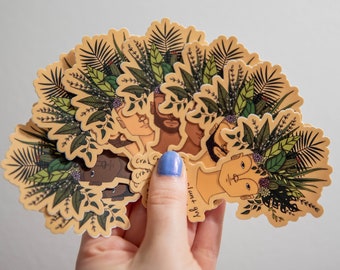 Puede incluir: Un conjunto de pegatinas con ilustraciones de personas con coronas de hojas. Las pegatinas están impresas sobre un fondo beige y tienen un acabado brillante. El texto de la pegatina dice "plant guy".