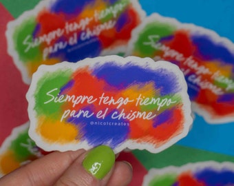 Puede incluir: Una pegatina colorida con forma de nube blanca y el texto "Siempre tengo tiempo para el chisme" en letras blancas. El texto está en español y se traduce como "Siempre tengo tiempo para el chisme". La pegatina tiene un efecto acuarela arcoíris.
