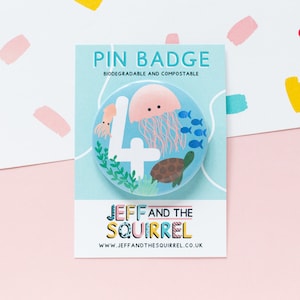 4e verjaardag badge - badge met oceaanthema - kinderknopbadge - kwallenpin - vispin - schildpadpin - onder de zee - blauwe verjaardag