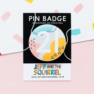 Badge biodégradable 21e anniversaire - Badge C'est mon 21e anniversaire - Memphis Design - Cadeaux 21e anniversaire - Badge 21 épingles - Pour elle et lui