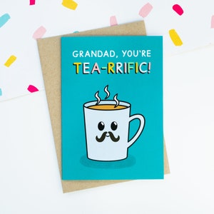 Vatertagskarte „Grandad You're Tea-rific“ im A6-Format – Teetrinkender Großvater mit Schnurrbart – süße und lustige Vatertagskarte für Großvater