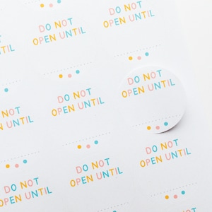 35x milieuvriendelijk: pas openen stickers - 37 mm aangepaste labels - gepersonaliseerde datumstickers - verjaardagsstickers - trouwstickers - cadeaus
