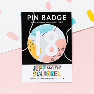 Badge biodégradable 18e anniversaire - Badge d'anniversaire - Memphis Design - Cadeau 18e anniversaire - Badge d'anniversaire pour garçons - Badge d'anniversaire pour filles