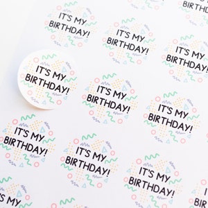 35x Eco Friendly It's My Birthday Stickers 37mm - Autocollants d'anniversaire - Sacs de fête écologiques - Autocollants d'anniversaire pour enfants - Memphis Design - Emballage