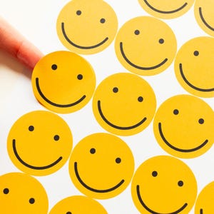 35 autocollants souriants respectueux de l'environnement - Autocollants visage - Autocollants jaunes - Jolie papeterie - Papeterie audacieuse - Étiquettes de journaux - Emballage professionnel