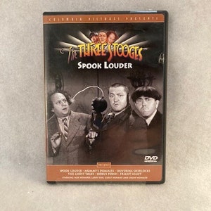 Könnte beinhalten: DVD-Hülle mit einem Schwarzweißbild der Three Stooges mit dem Titel "The Three Stooges Spook Louder". Die DVD enthält die Episoden "Spook Louder", "Mummy's Dummies", "Shivering Sherlock", "The Ghost Talks", "Hokus Pokus" und "Fright Night".