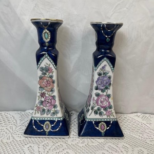 Paar Kerzenleuchter aus Keramik, blau mit rosa/lila Blumen und Ketten im Chinoiserie-Look
