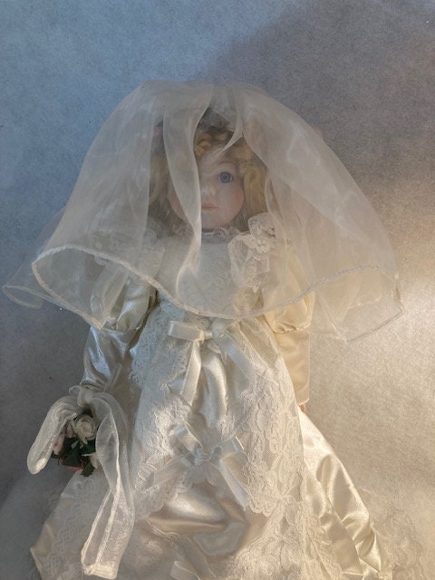 vintage doll in wedding dress cute MATTEL BARBIE 1966 W/WHITE WEDDING DRESS VINTAGE TOY DOLL W/SOUND, See Pics