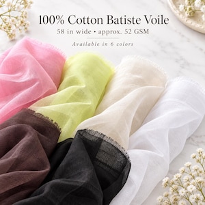 Puede incluir: Una colección de tela de voile de algodón batista 100% en seis colores, incluyendo rosa, verde lima, beige, blanco, marrón y negro. El texto dice 100% Cotton Batiste Voile, 58 in wide, approx. 52 GSM, y Available in 6 colors.