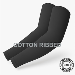 Puede incluir: Dos mangas de brazo negras de algodón acanalado. Las mangas se muestran sobre un fondo blanco. El texto "COTTON RIBBED" está impreso en blanco en la imagen. Un logotipo circular con el texto "AMAL" está en la esquina inferior derecha.