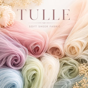 Puede incluir: Una colección de rollos de tela de tul suave y transparente en varios colores pastel, incluyendo lavanda, rosa, crema y verde salvia. El texto TULLE SOFT SHEER FABRIC está impreso en el centro. La tela tiene una textura de malla fina.
