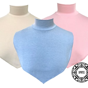 Peut inclure: Trois tours de cou à col roulé en beige, bleu clair et rose. Les tours de cou sont faits d'un tissu doux et extensible, parfaits pour superposer.
