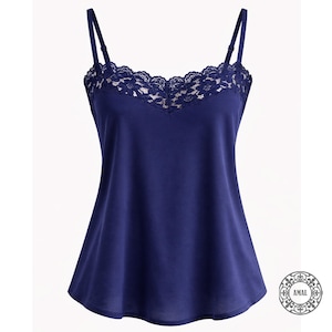 Puede incluir: Un camisón azul marino con finas tiras y cuello en V. La parte superior está adornada con delicados encajes a lo largo del escote. La prenda tiene una silueta fluida y acampanada.