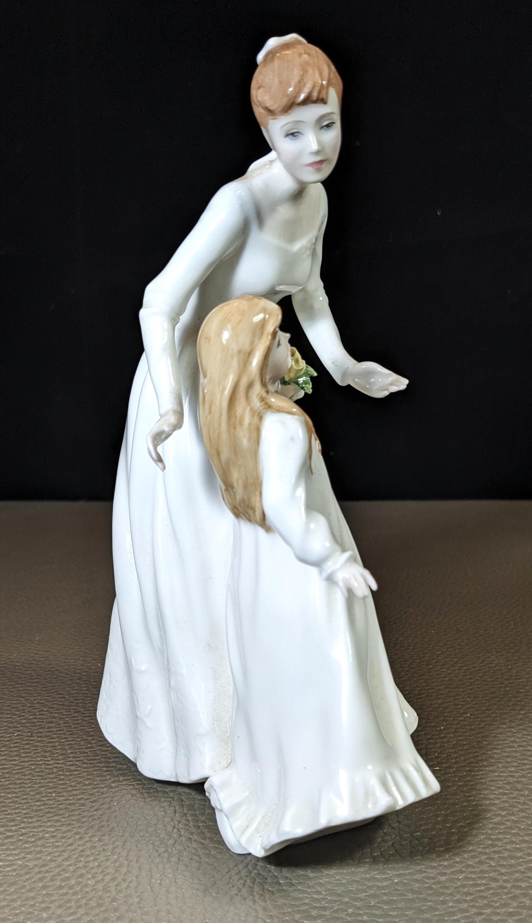 ロイヤルドルトン フィギュリン　2001 【Just For You】 ロイヤルドルトン フィギュリン 2001 【Just For You】 - メルカリ