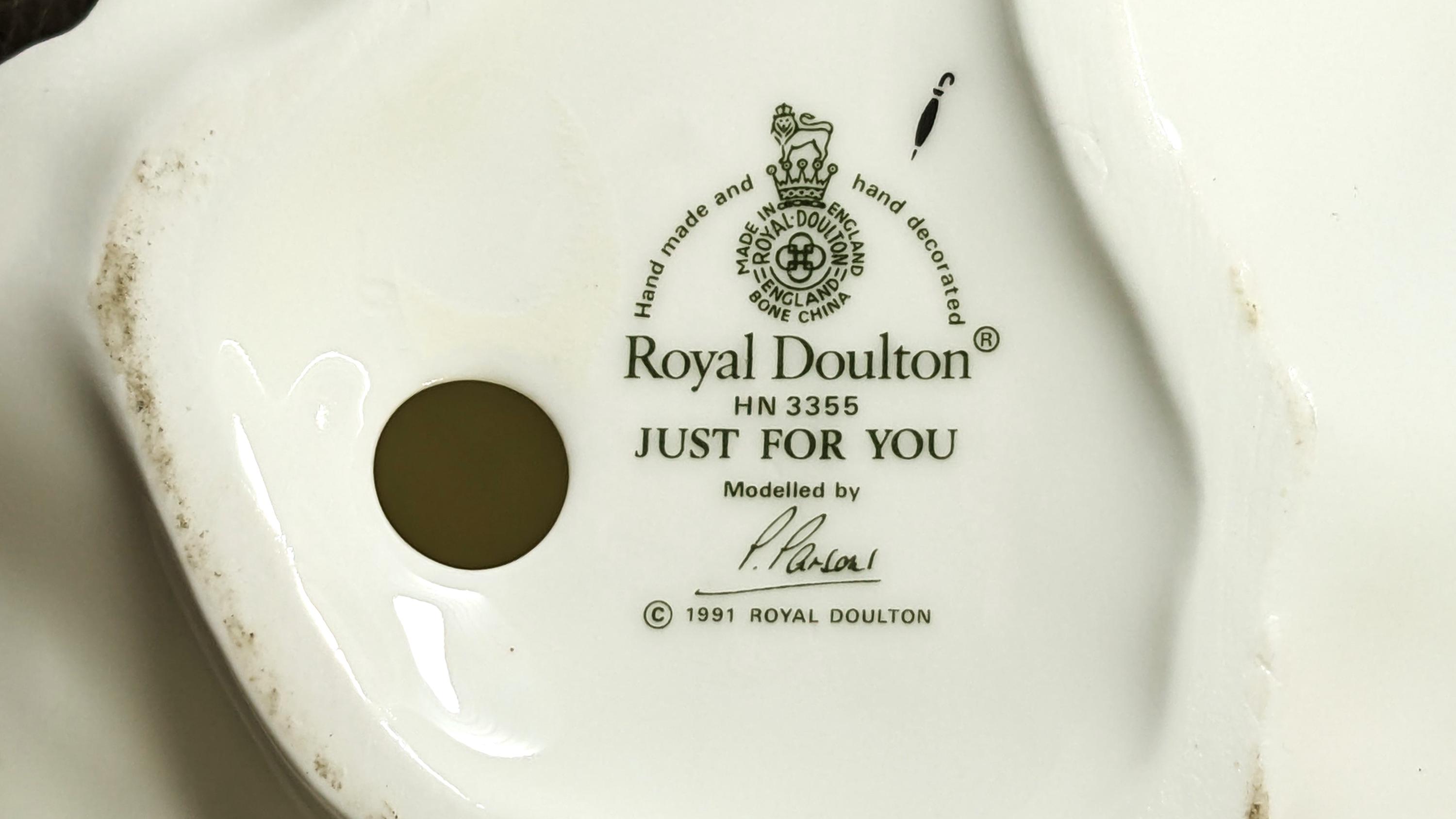 ロイヤルドルトン フィギュリン　2001 【Just For You】 ロイヤルドルトン フィギュリン 2001 【Just For You】 - メルカリ