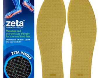Puede incluir: Un par de plantillas para zapatos beige con una superficie texturizada. Las plantillas están diseñadas para masaje y terapia de acupresión. El embalaje incluye el texto "zeta" y "Massage and acu-pressure therapy for sore and tired feet. Women's size 5 to men's size 14. One pair, trim to fit" y "ZETA INSOLE".
