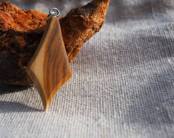 Elegante pendente in legno di aceto con argento Stirling e cordoncino in cuoio naturale