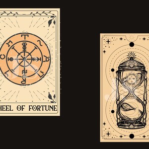 Puede incluir: Dos cartas de tarot sobre un fondo negro. La carta de la izquierda presenta un dise&ntilde;o circular con las palabras "WHEEL OF FORTUNE". La carta de la derecha muestra un reloj de arena con un dise&ntilde;o de sol y luna. Ambas cartas tienen un tema vintage y celestial.