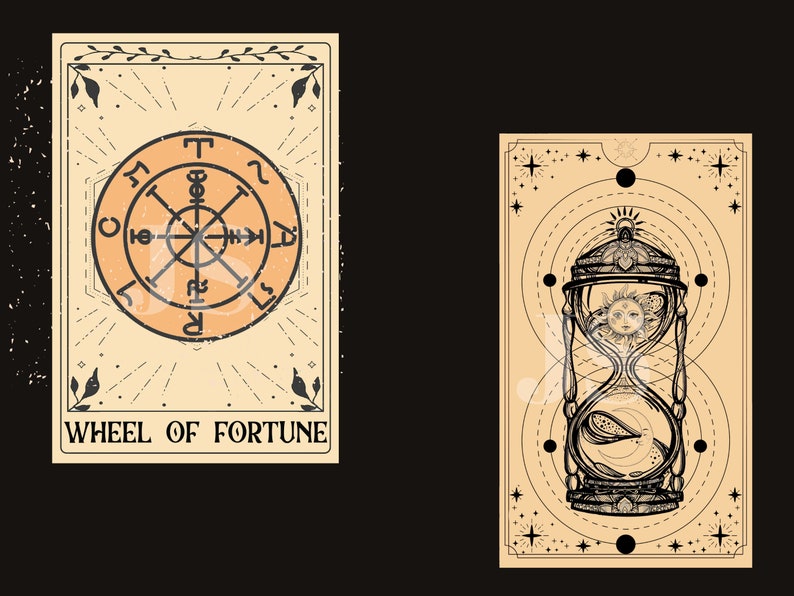 Puede incluir: Dos cartas de tarot sobre un fondo negro. La carta de la izquierda presenta un dise&ntilde;o circular con las palabras "WHEEL OF FORTUNE". La carta de la derecha muestra un reloj de arena con un dise&ntilde;o de sol y luna. Ambas cartas tienen un tema vintage y celestial.