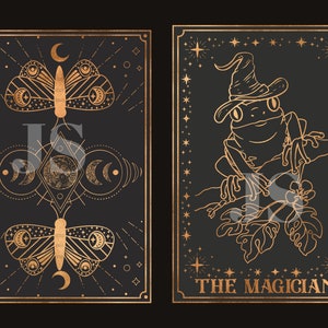 Puede incluir: Dos dise&ntilde;os de cartas del tarot con arte lineal dorado sobre un fondo negro. Una carta presenta una polilla con detalles de luna y estrellas. La otra carta muestra una rana con un sombrero de bruja, con el texto "THE MAGICIAN".