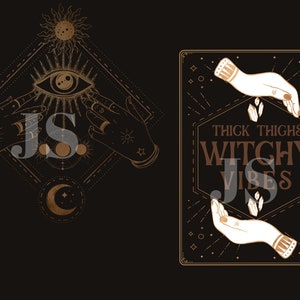 Puede incluir: Dos im&aacute;genes sobre un fondo negro. La primera presenta una detallada ilustraci&oacute;n dorada de manos, un ojo, un sol y una luna creciente. La segunda imagen tiene el texto "Thick Thighs Witchy Vibes" con manos y cristales.