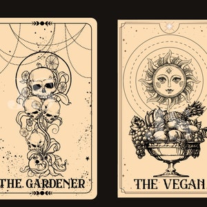 Puede incluir: Dos cartas de tarot con arte lineal negro sobre fondo beige. Una carta presenta calaveras y el texto "THE GARDENER". La otra carta muestra una cara de sol y un cuenco de fruta, con el texto "THE VEGAN".